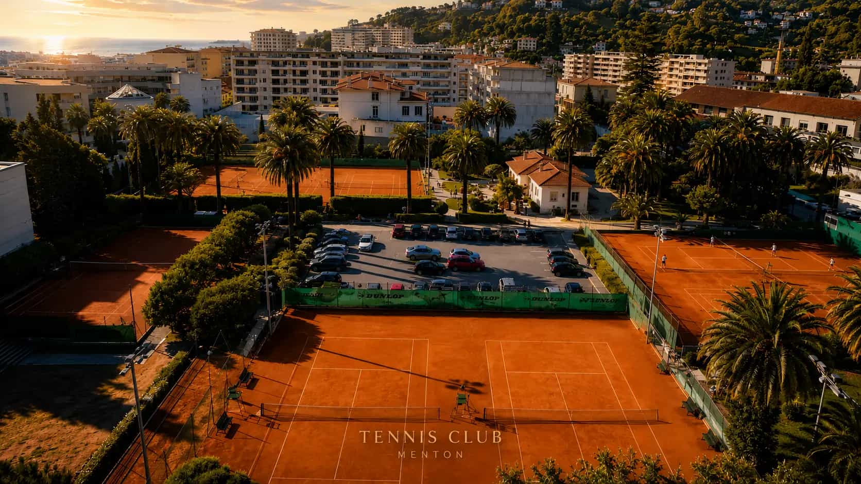Court de tennis en club, ambiance terre battue — illustration MyTennisApp